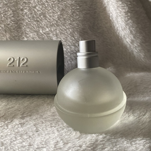 212 by Carolina Herrera (100ml) - Picture 4 of 5